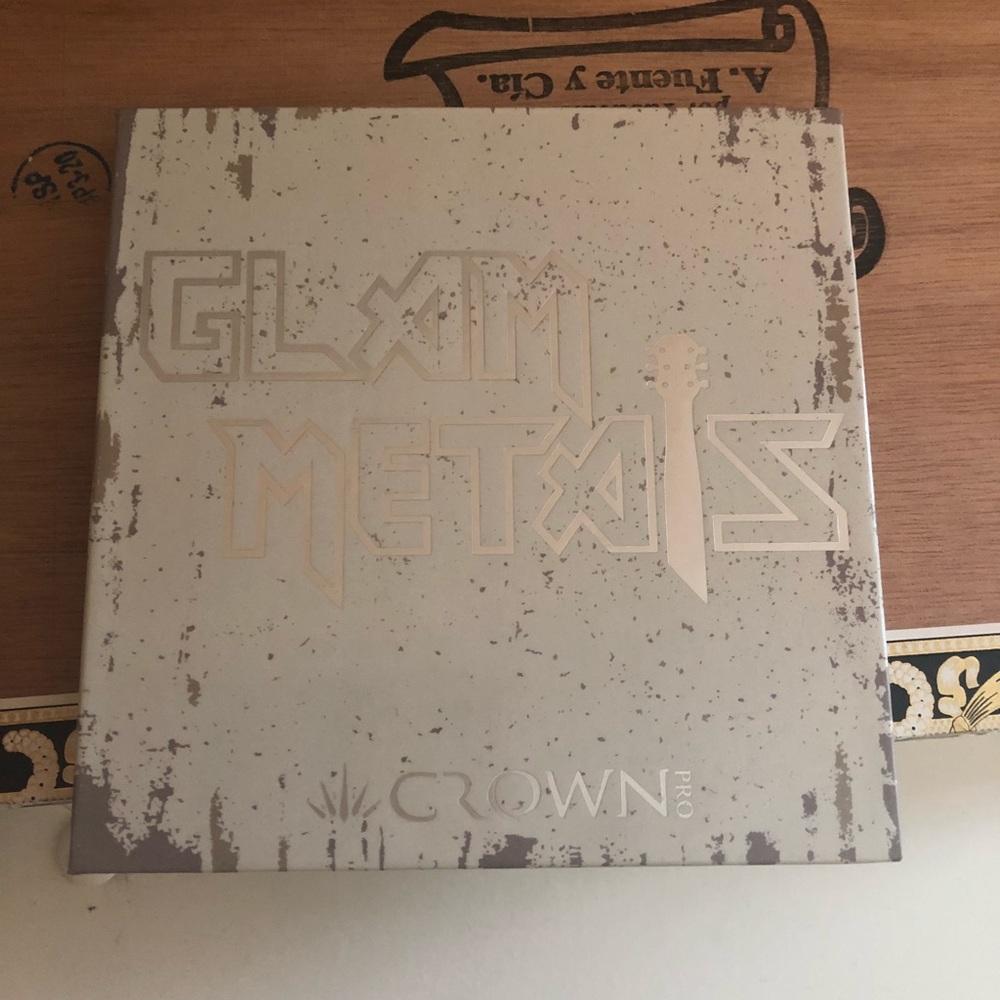Crown Glam Metals eye shadow pallet